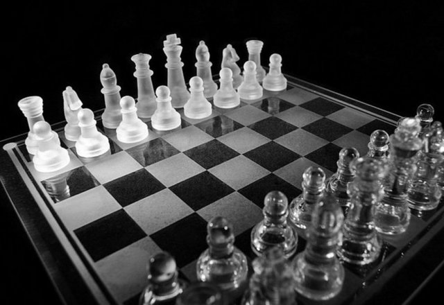 Satranç oyununda kazanmak için ortadaki 4 kareye hakim olmalısınız.