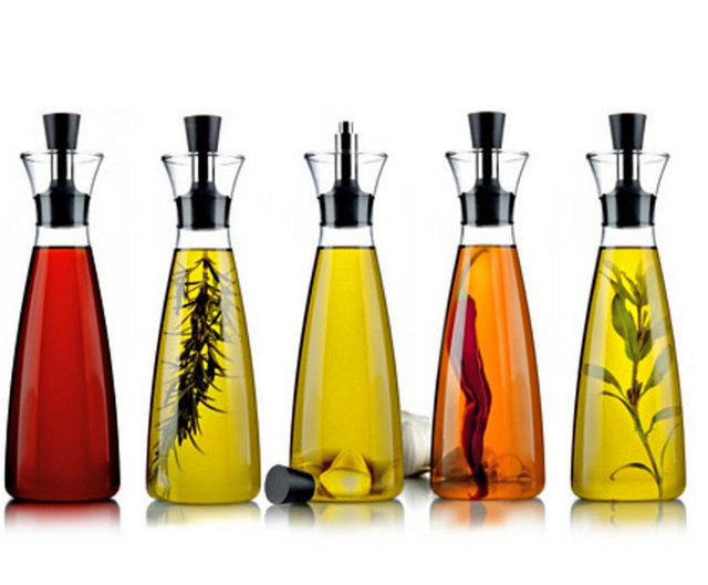 Ojeden sararan tırnakların rengini açmak için sirke ile silin bu rengini açacaktır.