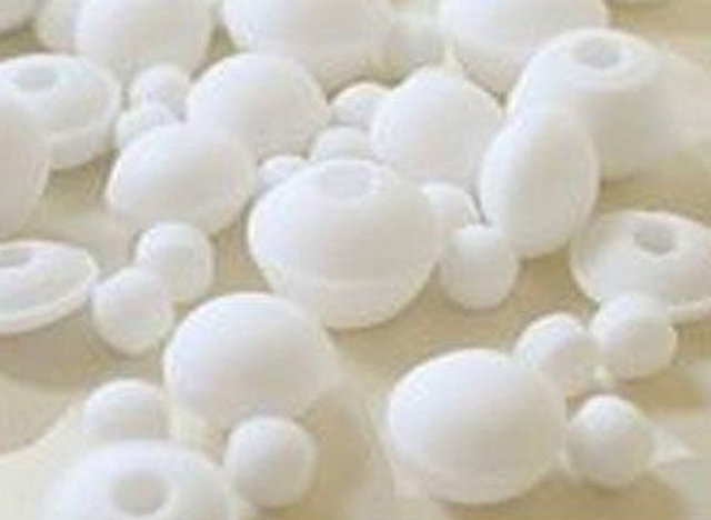 Kediler naftalinden ve plastikten hoşlanmazlar. Kedilerin oturmasını istemediğiniz yerlere ya naftalin koyunuz ya da naylon örtü örtünüz.