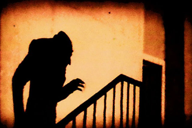 İlk randevunuzda sinemaya gidecekseniz, korku filmlerini tercih edin. Bu sizi bilinçaltinda birbirinize daha yakın hissettirecektir.