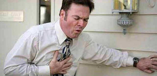 Yalnızken kalp krizi geçirme durumunda, şiddetli şekilde öksürmeye başlayın.Kriz şiddetini düşürerek en az hasarla kurtulmanızı sağlayacaktır