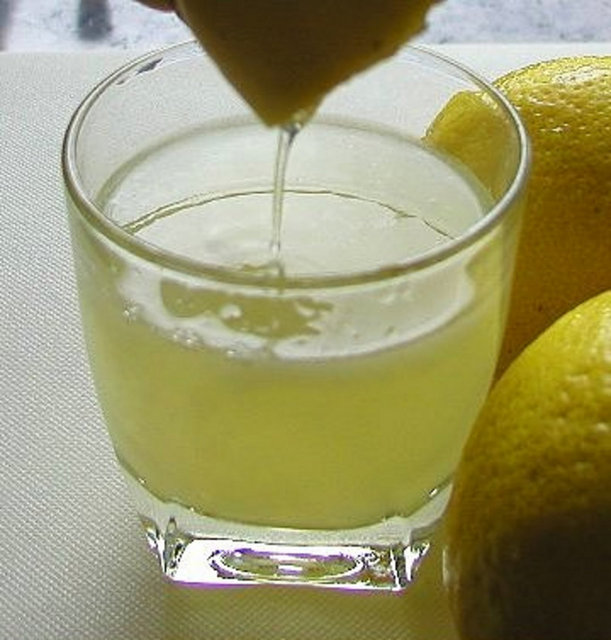 Sodaya katılan limon suyu hem sodanın gazını alır, hem de vücudun C vitamini ihtiyacını karşılar.