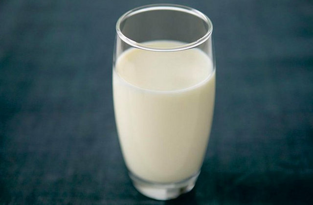 Saçlarınızı boyarken diplerde oluşan boya lekelerini temizlemek için süte batırdığınız pamuğu kullanın.