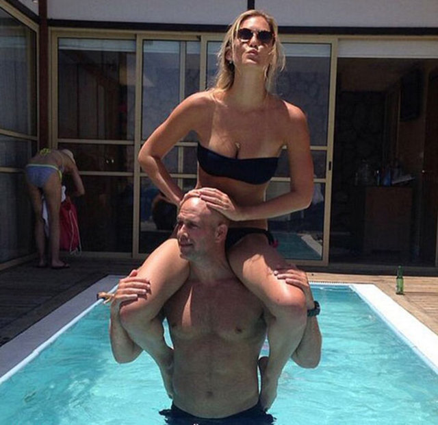 Yaklaşık iki aydır düzenlediği partilerle bekarlığa veda eden İsrailli top model Bar Refaeli sonunda muradına erdi... 30 yaşındaki Refaeli, işadamı Adi Ezra ile dün gece İsrail'in Hayfa kentindeki Carmel Forest Spa Resort'ta dünya evinegirdi.