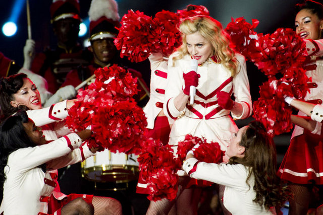 ABD'de yayınlanan, "Mental Floss" adlı derginin paylaştığı mektuplara göre, popun kraliçesi Madonna "İlk Aşk İlk Dans" filminin müziklerinin yapımcısı tarafından reddedilmiş.