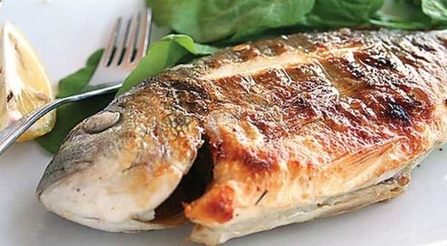 Haftada en az 3 gün balık tüketin - Haftada en az üç gün vitamin ve mineral açısından çok zengin olan somon, ton balığı, sardalya, alabalık, kalkan balıklarını tüketmek sağlıklı yaşamın önemli bir parçası.