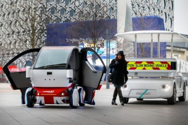 İngiltere'nin Greenwich, Bristol, Milton Keynes ve Coventry şehirlerinde başlayacak testlerde 3 farklı araç yola çıkacak. 'Pathfinder Pod' isimli sürücüsüz araç ziyaretçilerin ilgisini çekti.