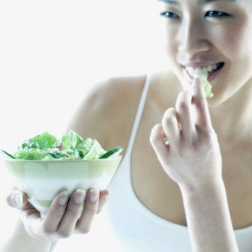 Sağlıklı şeyler yiyin. Dışarıda yemek yediğiniz zaman çocuk mönüsü ya da sossuz salata yiyin.