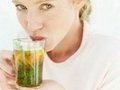 Yeşil çay için. Araştırmalar gösteriyor ki, yeşil çay içmek vücuttaki kalorilerin yakılmasında çok etkili. Günde 3 bardak yeşil çay içmeye çalışın.