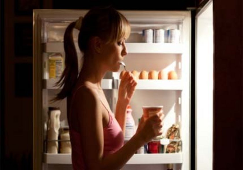 Buzdolabınızı boşaltın. Böylece hem para harcamazsınız hem de sizi atıştırmaya iten neden yok olur.