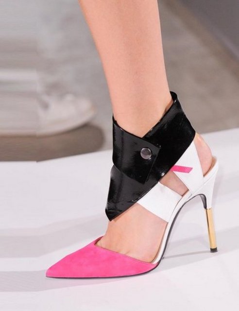 Narciso Rodriguez ve Roland Mouret tasarımları, renkleriyle de bu modeli ortaya koyan çarpıcı örneklerden.