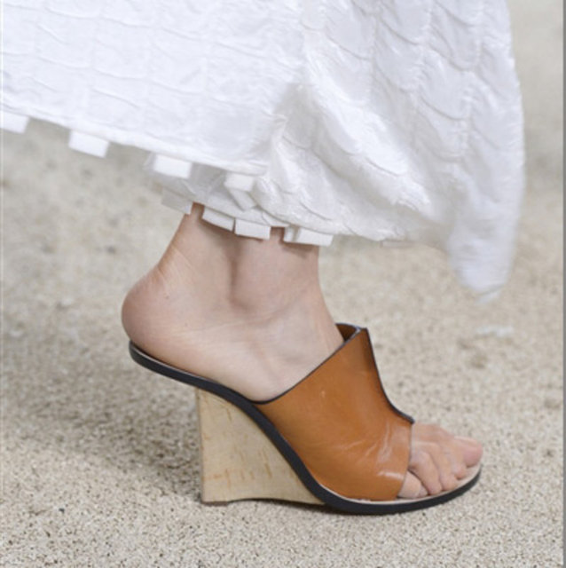 Bu trendi birbirinden değişik tasarımlarla, Chloe ve Akne koleksiyonlarında görmüştük.