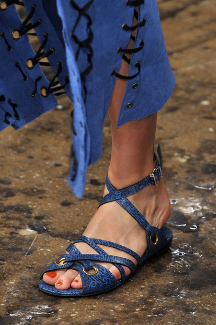 Donna Karan metal detaylarla süslediği sandaletlerinde kertenkele desenine yer vermiş.