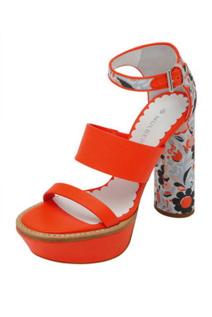 Bu arada blok topuklar da sezon trendleri arasında olacak. Floral desenli olanlardan bir tane edinin derim.