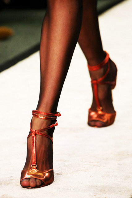 Oranj (turuncu) kıyafet ve aksesuarlarda olduğu gibi, ayakkabıların da vazgeçilmez rengi olacak.