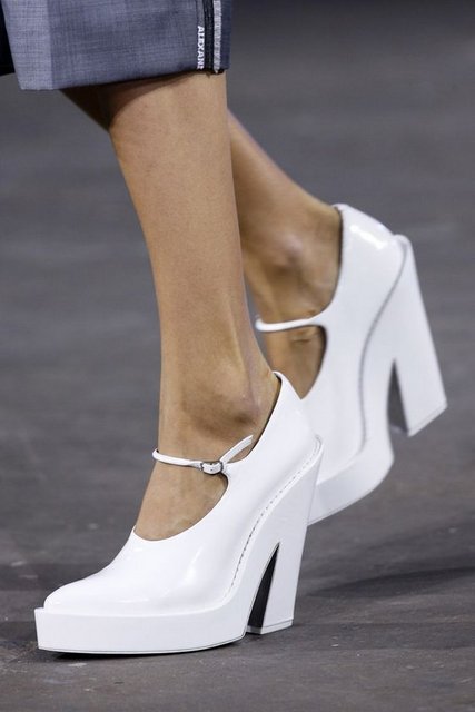 Beyazın bu sene çok moda olacağından söz etmiştim. Bu ayakkabılar içinde geçerli olacak. Beyaz ayakkabılarınızı çıkarmaya başlayabilirsiniz.