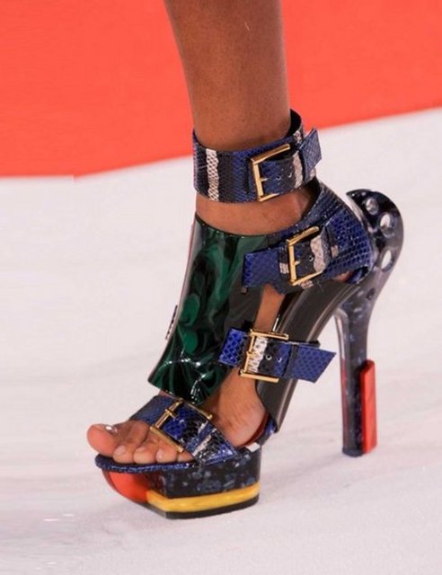 Ve sıradışı bir tasarım olan heykel topuklar. İşte bu ayakkabıları giymek için cesaret gerekebilir. Tercih meselesi elbette.