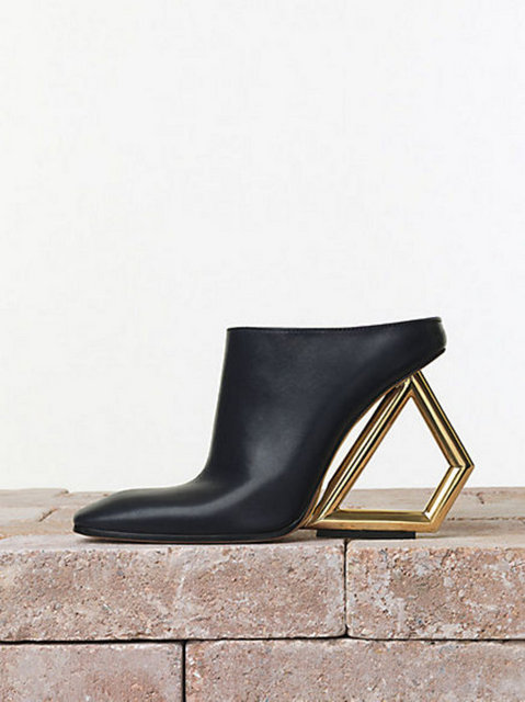 Bu sezonun ayakkabıları hem çok özel, hem de çok iddialı tasarımlardan oluşuyor. Bu ayakkabılar için de, klasik tarzdan uzaklaşıp, cesur olmak gerekecek.