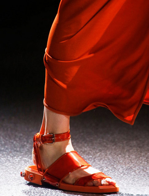 Fendi, Givenchy, Miu Miu koleksiyonlarında sıkça gördüğümüz oranj renkli ayakkabılar bu senenin iddialı modelleri arasında.