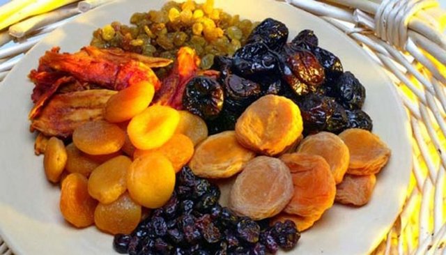 - Kuru üzüm, hurma, kuru kayısı, ceviz, fındık, badem gibi sağlıklı besinleri tercih edin.