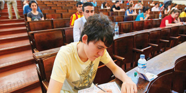 Sınav sırasında şekerim düşüyor diyerek basit karbonhidratlar (şeker, çikolata, bisküvi gibi) tüketmeyin.