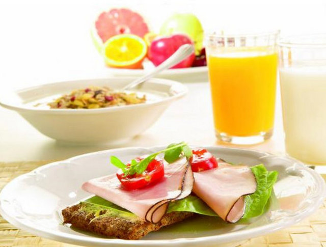 Sınava kesinlikle aç gitmeyin. Sınav sabahı mutlaka kahvaltı yapın, süt, ekmek, yulaf, meyve gibi besinler tüketin.