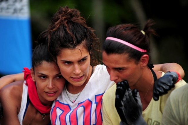 Ona buna su veriyor. Hanım evladı kızımız dönsün artık.