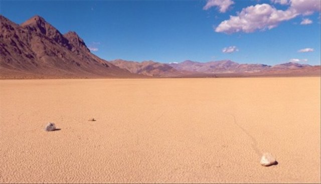 Profesör Ralph Lorenz, teorisinin doğruluğunu buz üstüne koyduğu bir iri taşa rüzgar vererek ispatladı.