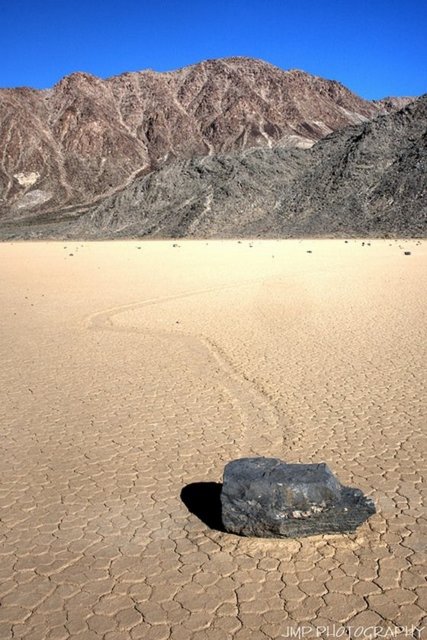 ABD'nin Kaliforniya ile Nevada eyaletlerinin sınırında bulunan Death Valley (Ölüm Vadisi), "hareket eden taşları" ile yıllardan beri bilim adamlarını çekiyor...
