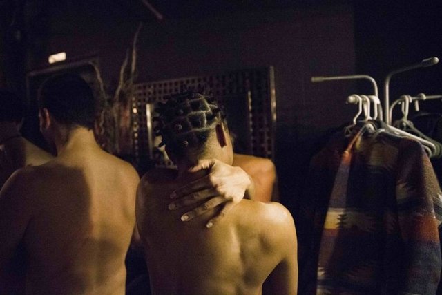 Çıplak yoga Amerika'da 1960'lardan beri hızla popülerleşmeye başladı. İlk çıktığında bir hippie hareketiydi.