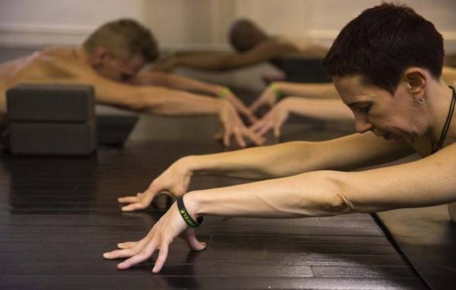 Her geçen gün katılımcı sayısı artan etkinliğin amacı, kadın erkek gözetmeksizin, yoga sırasında 'herkesin eşit' olduğunu anlamak...