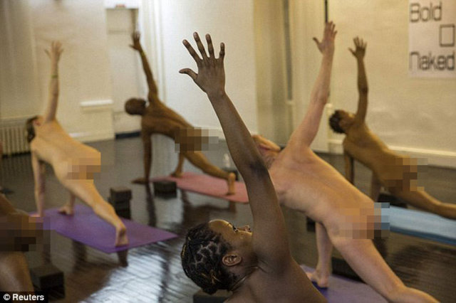 Merkezde eşofmanla yapılan Vinyasa Yoga, mayoyla yapılan Half-Naked Yoga (Yarı çıplak yoga) ve tamamen çıplan yapılan Naked-Yoga (Çıplak Yoga) adlı üç kategoride yoga dersleri düzenleniyor.