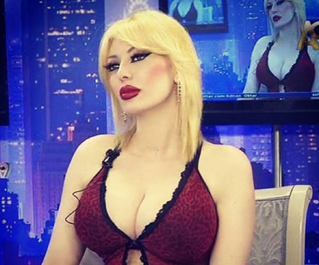 Her defasında farklı bir isim dekolteli elbiseleriyle televizyon programlarının yanı sıra özel hayatlarından da kareler paylaşıyor.