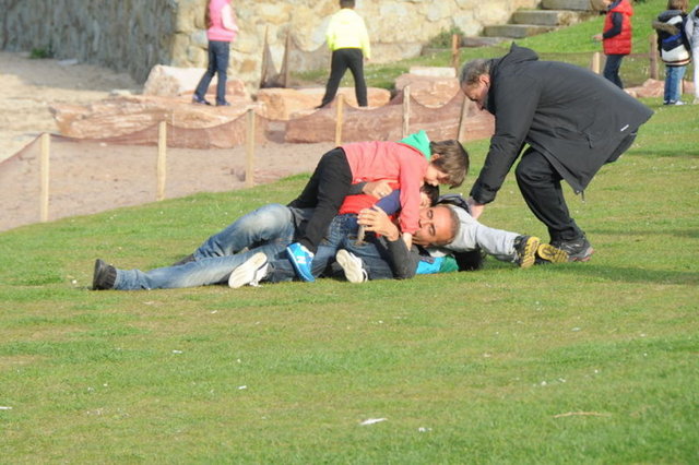 ÇOCUKLUĞUNA DÖNDÜ -  - Evlilik yıl dönümü için birden fazla pasta kesilirken aile üyeleri masadan ayrılıp çocukları ile keyifli zaman geçirdiler.