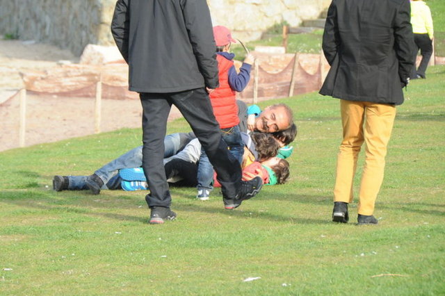 Mekânın kapalı kısmından ayrılan Yılmaz Erdoğan yeşil alana geçip yeğenleri Atlas, Güney ve oğlu - Rodin ile oynarken yerlerde yuvarlandı.