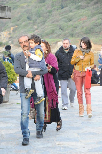 Anne ve babalarının 50'ci evlilik yıl dönümleri için bir araya gelen aile fertleri, Nevruz'a denk gelen kutlamada gönüllerince eğlendi.