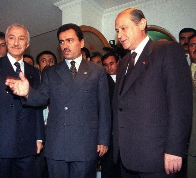 Devlet Bakanı ve Başbakan Yardımcısı ve MHP Genel Başkanı Devlet Bahçeli, babasının vefatı nedeniyle BBP Genel Başkanı Muhsin Yazıcıoğlu'na taziye ziyaretinde bulundu. (07.09.2000)