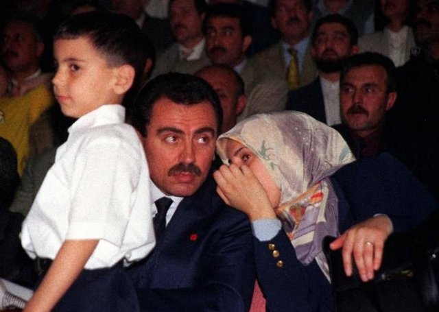 BBP Genel Başkanı Muhsin Yazıcıoğlu, 30 Mayıs 1999'da BBP İstişare Toplantısı'na Eşi Gülefer ve oğlu Furkan ile katıldı. (30.05.1999)
