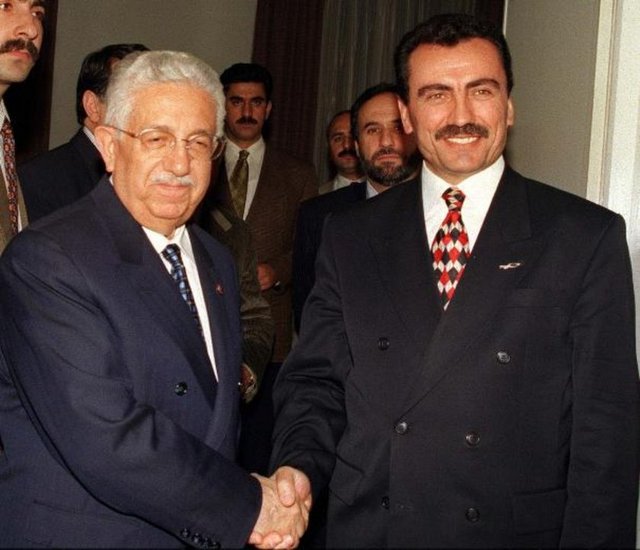 FP Genel Başkanı Recai Kutan, BBP Genel Başkanı Muhsin Yazıcıoğlu ile TBMM'de biraraya gelerek bir süre görüştüler. (16.12.1998)