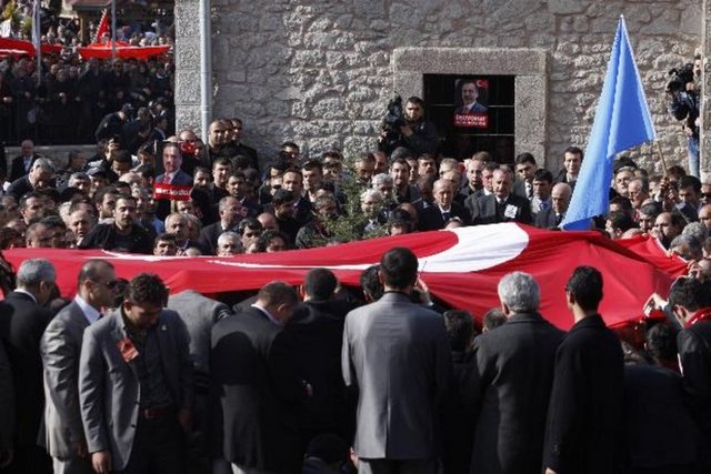 BBP Genel Başkanı Muhsin Yazıcıoğlu'nun cenazesi Tacettin Dergahı'na defnedildi. Defin sırasında mezarın üstü Türk Bayrağı ile örtüldü. (31.03.2009)