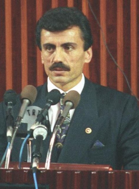 Refah Partisi (RP) Sivas Milletvekili Muhsin Yazıcıoğlu, 19. Dönem milletvekili olarak TBMM'de and içti. (06.11.1991)