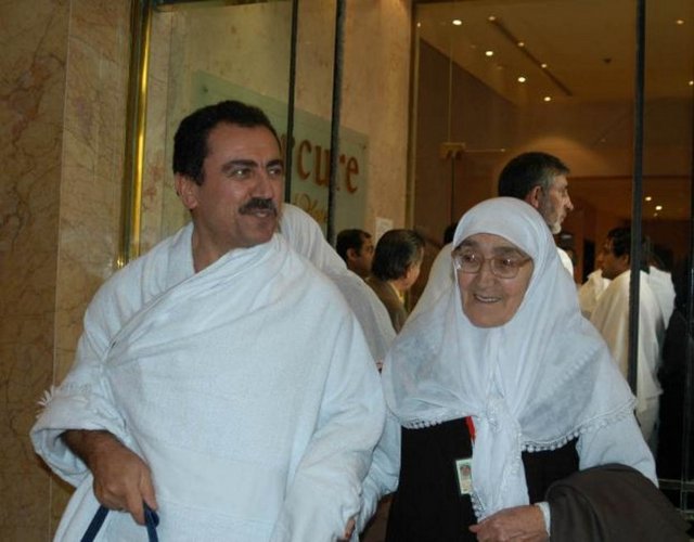 BBP Genel Başkanı Muhsin Yazıcıoğlu, annesi Fidan Yazıcıoğlu ile Hac ibadetini yapmak için Mekke'ye geldi. (03.01.2006)  -