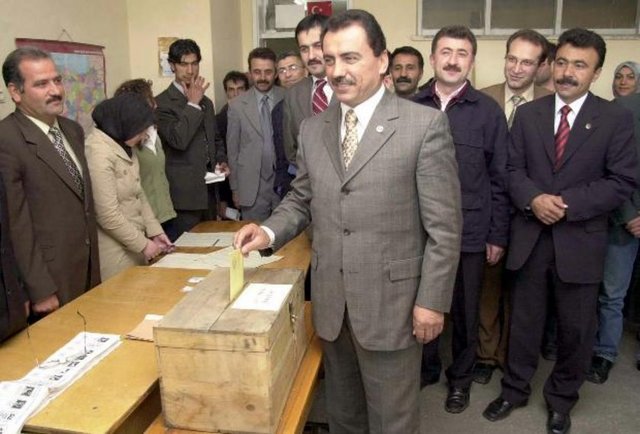 BBP Genel Başkanı Muhsin Yazıcıoğlu, Milletvekili Erken Genel Seçimi için oyunu Sivas Mimar Sinan İlköğretim Okulu'nda kullandı. (03.11.2002)