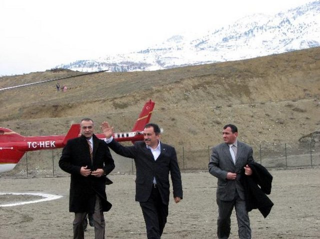 BBP Genel Başkanı Muhsin Yazıcıoğlu, partisinin Kahramanmaraş'ın Çağlayancerit'da düzenlediği mitinge helikopter ile geldi katıldı. (25.03.2009)