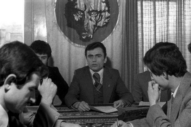 Ülkü Ocakları Derneği Başkanı olan Muhsin Yazıcıoğlu bir basın toplantısında görülüyor. (27.01.1978)