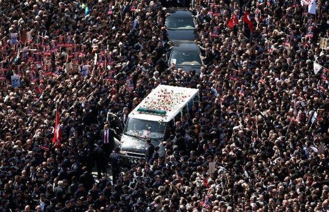 BBP Genel Başkanı Muhsin Yazıcıoğlu'nun cenazesine çok sayıda vatandaş katıldı. (31.03.2009)