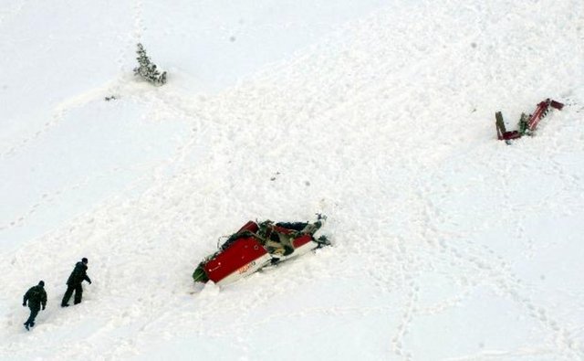 BBP Genel Başkanı Muhsin Yazıcıoğlu ve beraberindekileri taşıyan helikopterin enkazı görülüyor. (30.03.2009)