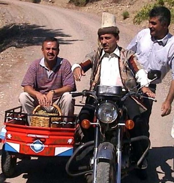 BBP Genel Başkanı Muhsin Yazıcıoğlu, Kahramanmaraş Bertiz Yaylası'ndaki 11. Kısa Şalvar Güreşleri'ne katıldı. Bir sepetli motosiklete partilileriyle birlikte binen Yazıcıoğlu, vatandaşlarla sohbet etti. (02.09.2001)