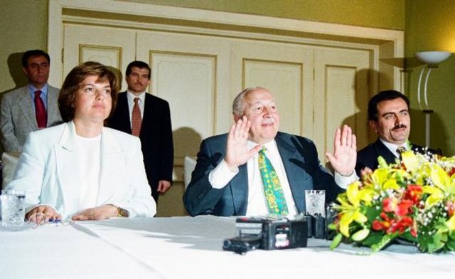 Başbakan Necmettin Erbakan Başbakan Yardımcısı Tansu Çiller ve BBP Genel Başkanı Muhsin Yazıcıoğlu ile yaptığı görüşme sonunda düzenledikleri ortak basın toplantısında ortaklaşa vardıkları mütabakatı açıkladı. (18.06.1997)