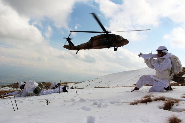 DAĞLARDA 96 SAAT - 'En etkili silahın iyi eğitimli ve ölümü göze alan insan' düşüncesiyle eğitim yapan ve tamamen profesyonel komandolardan oluşan 2'nci Komando Tugayı'nda tüm birlikler Bolu'nun dağlarında 96 saat süren tatbikat gerçekleştirdi.